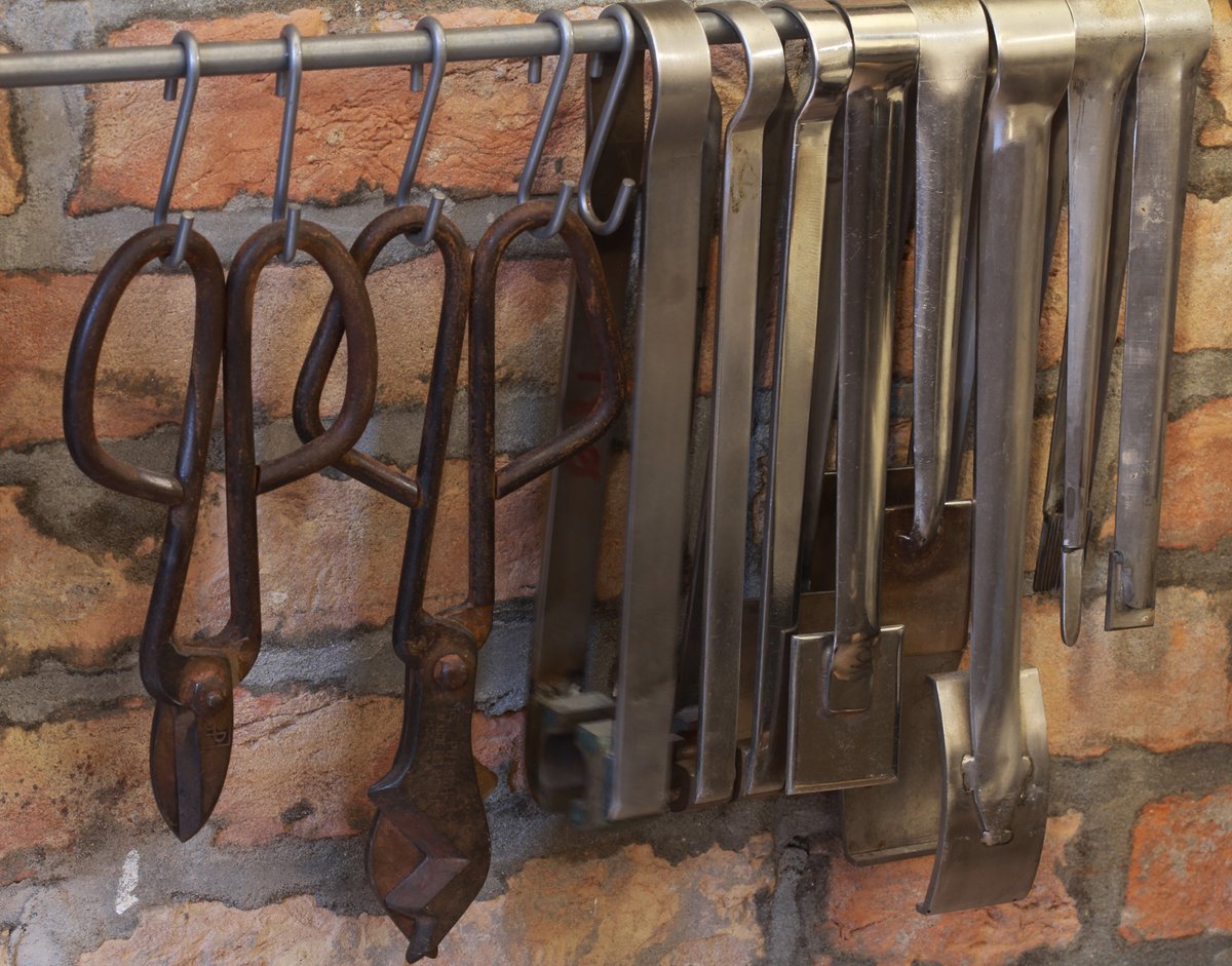 alessia_fuga's tweet image. The inevitable tools in a #lampwork #beadmaker workshop: pliers, scissors &amp;amp; clothespin, an iron or steel tool used to have a firm grip on the work and at the same time cool it slightly 

#alessiafuga #venice #muranoglass #glassartist #veniceglassartist #glassart
 #murano
