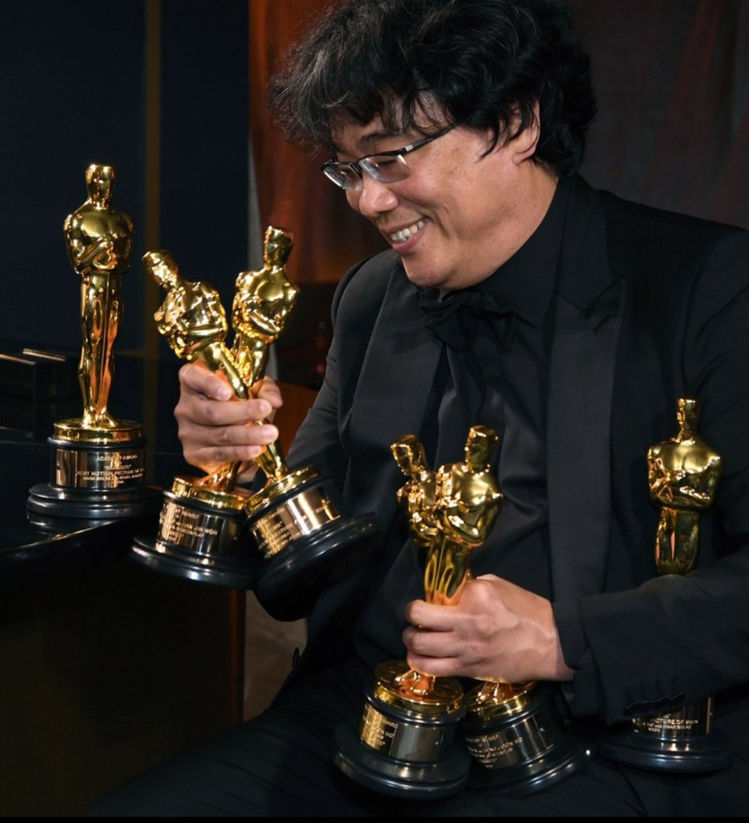 봉준호
그는 우리에게
또 다시 기쁨을 선물할 겁니다.
.
.
.
다음 수상때는
내 체급만큼 다 챙길거야 ^^

웃고있는 모습에서
또 다른 내일이 보입니다.