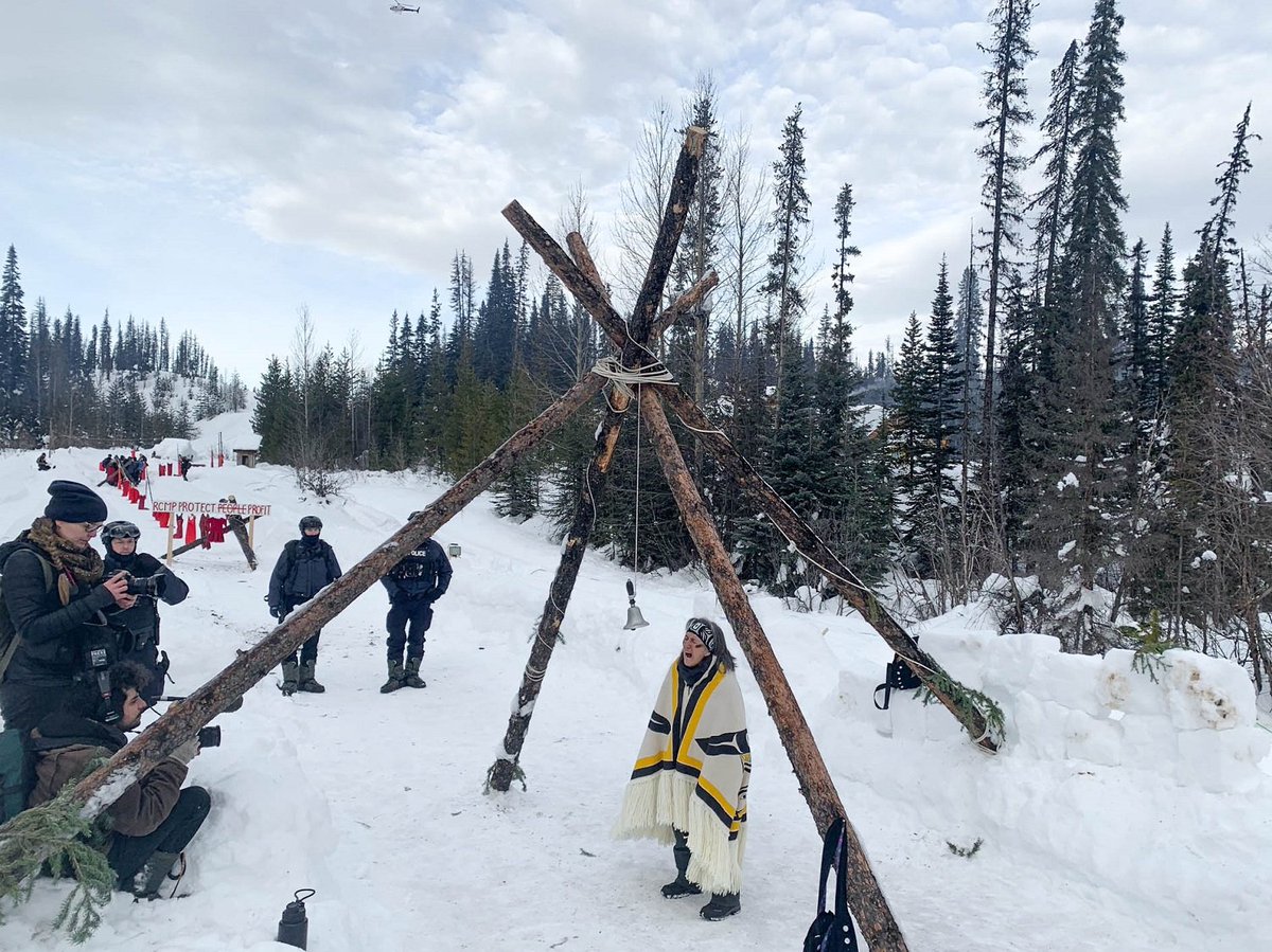 Indigenous women take the lead resisting against the Canadian state and capitalist companies invading and wrecking their lands. All solidarity from NE-#Syria with #wetsuwentenstrong

thetyee.ca/News/2020/02/1…