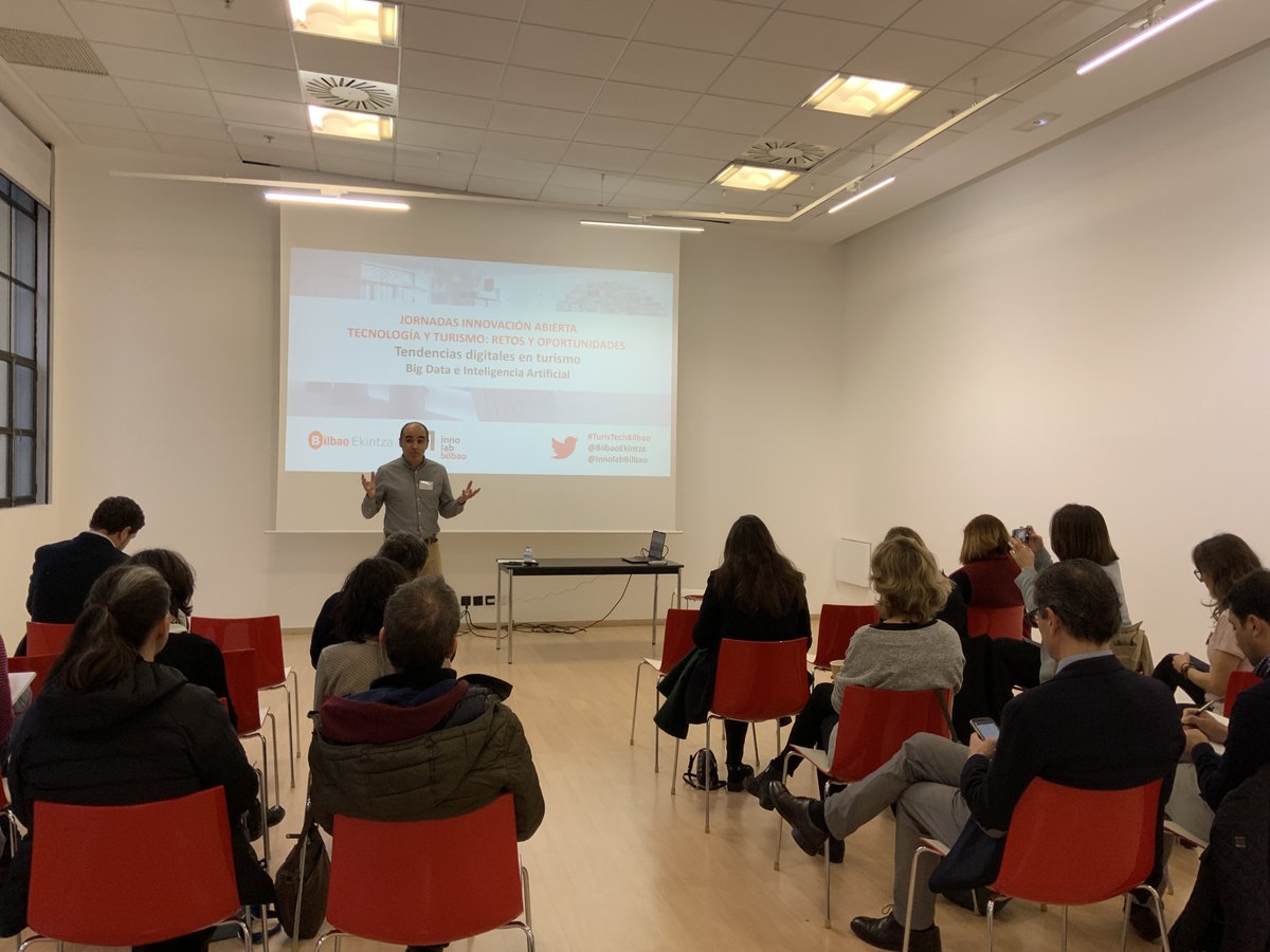 Asier de <a href="/BilbaoEkintza/">Bilbao Ekintza</a> nos explica cuáles son los objetivos de esta segunda sesión: “Queremos profundizar en las tecnologías de #BigData e #InteligenciaArtificial“. #TurisTechBilbao