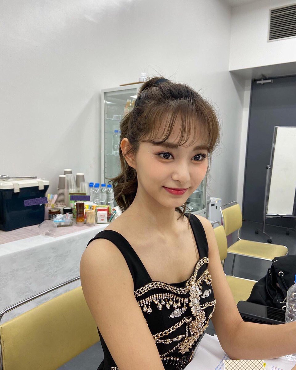 xx_run24's tweet photo. メンバーからも本物の人形か😢って言われちゃうツウィちゃん〜！！！前髪似合ってるし何より無加工カメラで撮られたであろうにこの完璧具合〜！！！嘘でしょ〜！ https://t.co/eFxRFg1Yy9