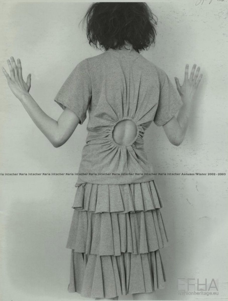 EurFashion's tweet photo. #designertuesday
A snap from a rare catalogue of designer Maria Intscher‘s fall/winter 2002-03 collection
https://t.co/v7ZxnHEfpZ
Courtesy @MoMuAntwerp https://t.co/VkO59mojE0