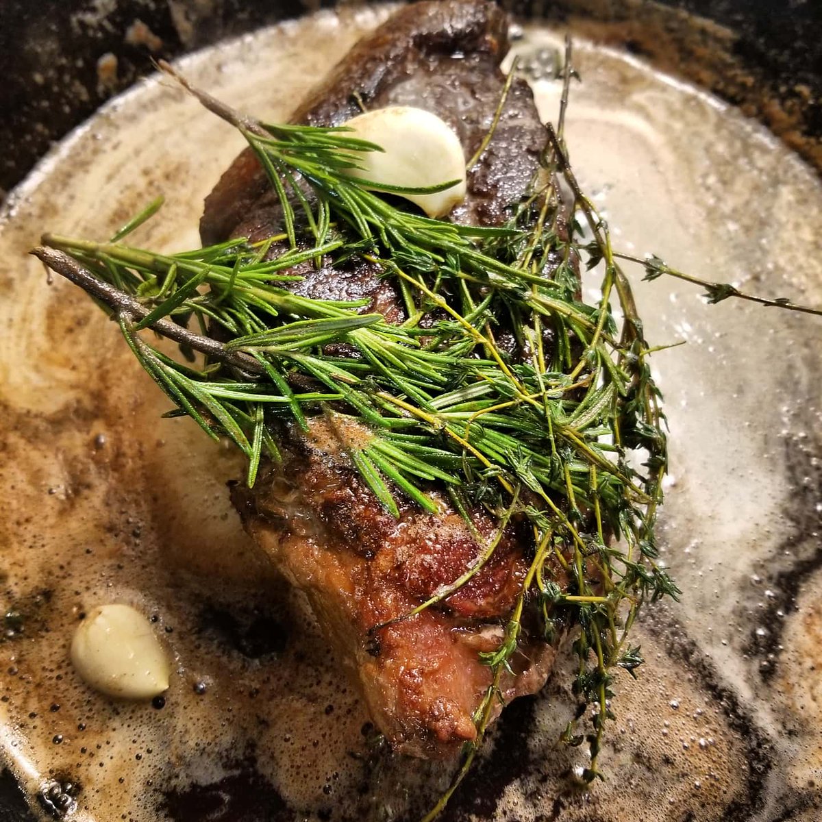 Chef__Q_'s tweet photo. 3lb butter basted NY strip 🥩
#garlic #rosemary #thyme #eeeeeats #chefQ #truecooks #butter #steak #🥩 #castironcooking https://t.co/T71rMPaGjW