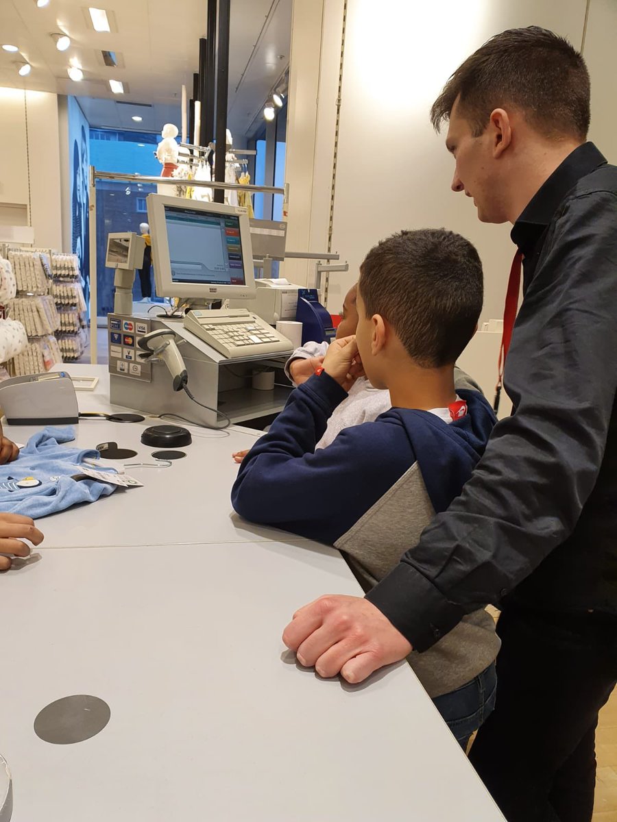 “Meneer, even controleren of deze kassa goed optelt.” 🤓😉 Kinderen van openbare basisschool Nelson Mandela in de Afrikaanderwijk hebben eisvrij bij C&amp;A. #onderwijs