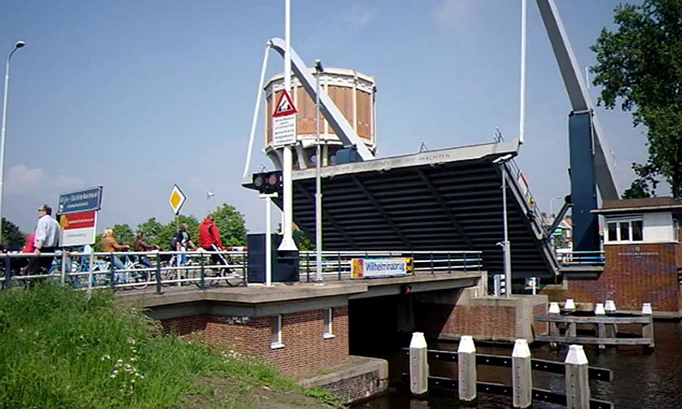 zuid_holland's tweet photo. Ondanks de harde wind worden onze bruggen gewoon bediend, zodat het transport over water door kan gaan. https://t.co/IwL8KaMC0K