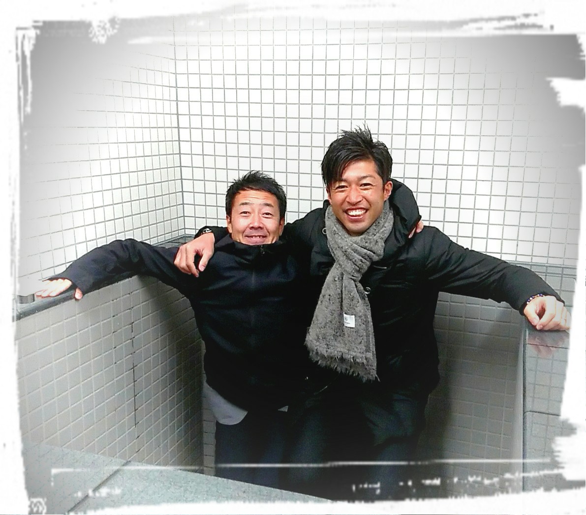 goal1484's tweet photo. 新スタジアムの建設担当者に話を伺うべく京都駅から在来線に乗車すると、偶然にも隣の席にカズ君が❗なんでも私と同様、スタジアムの視察に来たらしく、別々に行動しながら、またもスタジアム内の選手ロッカーで再会を果たす事に‼️せっかくなので一緒にエア湯船に浸かっての記念撮影✨ イイYouだなぁ♨️ https://t.co/uMwALHALuO