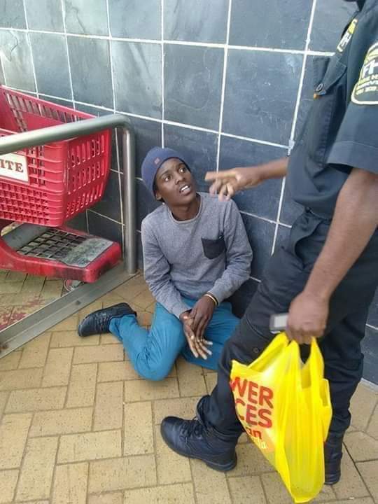 Kardie_M's tweet photo. This is boy who have been a day off and to the police officer In place of the most common cause day of R80 000 and the most important to is police got the firsting money and time😐😑😔😕😒. https://t.co/rPtBOiIYNE