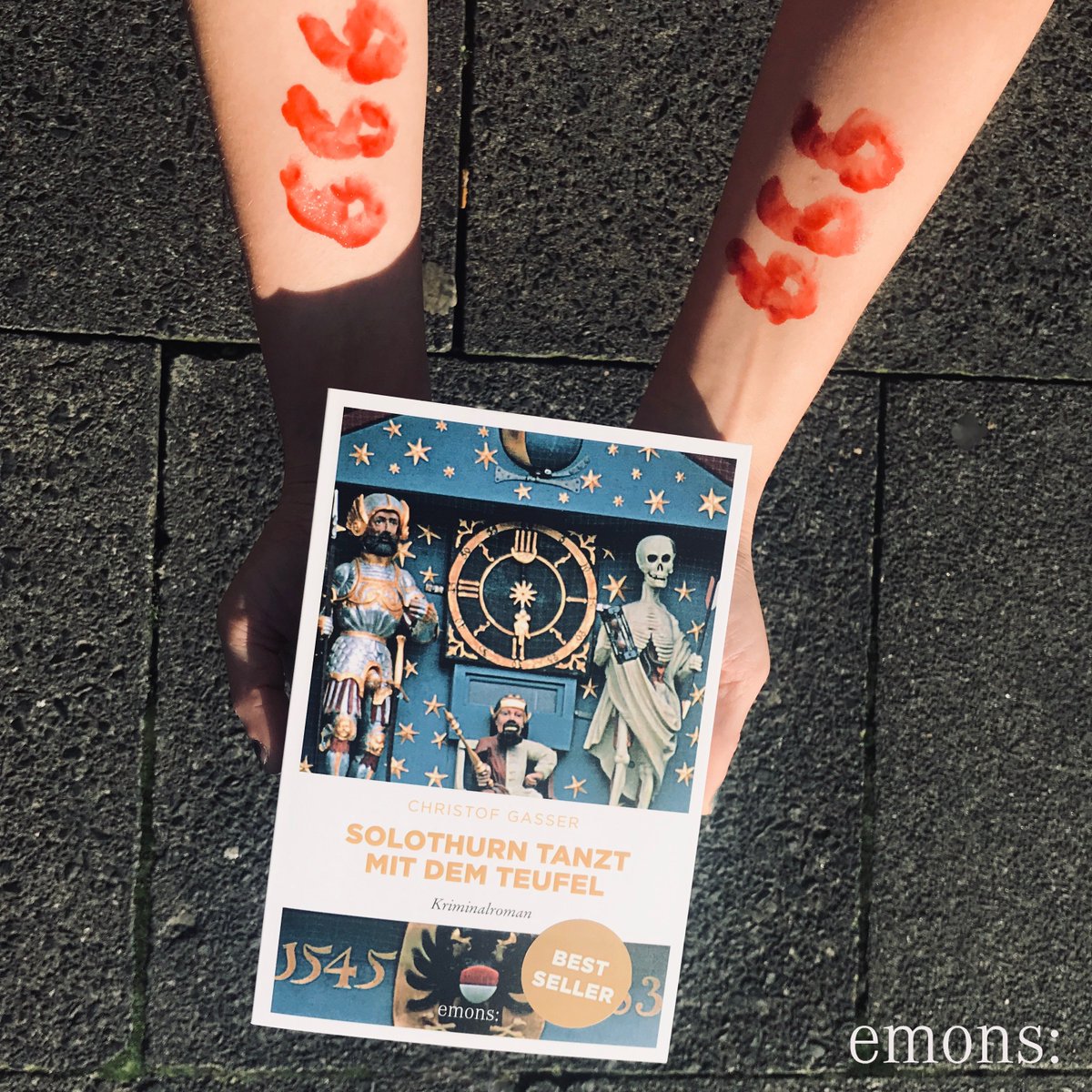 Am Morgen nach dem Schmutzigen Donnerstag, wird am Fuß des Krummturms die Leiche einer jungen Frau gefunden. Eine Tätowierung mit der Zahl 666 bringt Hauptmann Dominik Dornach auf eine frühere Mordserie im Rotlichtmilieu, deren Opfer das gleiche Tattoo aufwiesen.  #christofgasser