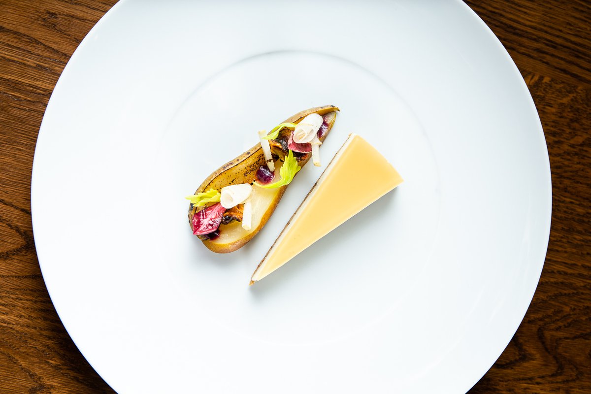 In the previous post, you saw Katie preparing the Cheesecake which you'll find on the A La Carte menu.
It's created with Beenleigh Blue, Pear, Chicory and Walnuts.
oxfordbluepub.co.uk/menus/menu-val…
#top50gastropubs #oxfordbluepub #oldwindsor