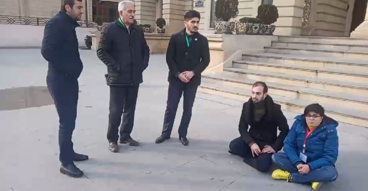 MikroskopMedia's tweet image. Deputatlığa namizədlər Mərkəzi Seçki Komissiyası qarşısında etiraz edir. CANLI YAYIM -  facebook.com/MikroskopMedia… #seçki2020 #azvote #election2020