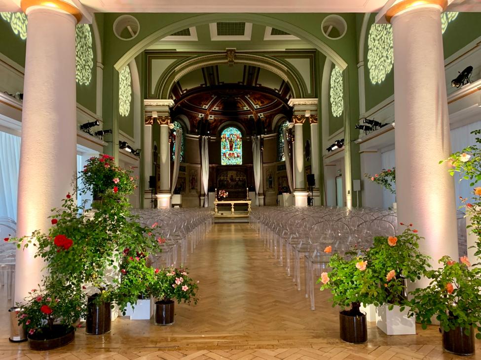 Creating a light and bright wedding ceremony at @OneMarylebone 

We have created winter wonderlands, rustic weddings and classic white weddings at One Marylebone 💍

Thinking of a summer wedding? Get in touch and let's start planning!
velvetentertainment.net/about/

#wedding #eventprofs
