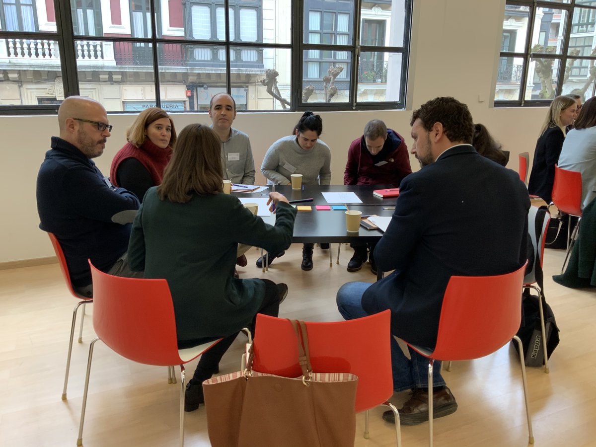 Tras escuchar las dos ponencias llega el momento de sentarse a debatir sobre las distintas tecnologías e identificar los gaps existentes entre los objetivos de las empresas y su situación actual. #TurisTechBilbao
