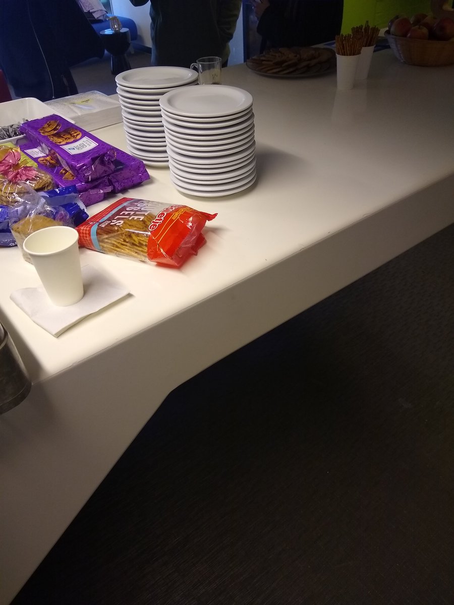 DeNater's tweet image. Gratis koek en koffie van de @StudentenraadVU in studentend0k! @MirtheWestrik @TarikSilic @NinadeKoning #vu