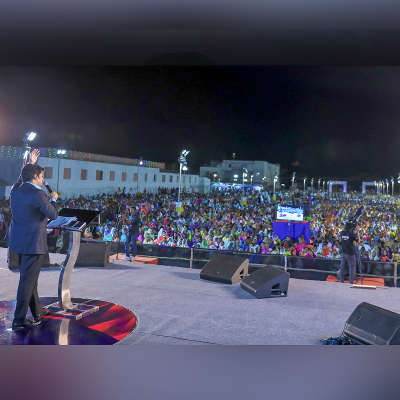 JesusCalls's tweet photo. Samuel Dhinakaran proclaimed God's words that “The Lord our God has shown us His glory and His majesty, and we have heard His voice from the fire." People were enthralled listening about God’s majesty, glory, and how God answers in the form of fire. 
#KaraikalPrayerFestival #Day1 https://t.co/4AllMtdWMU