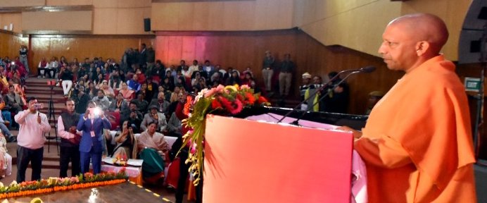 CMOfficeUP's tweet photo. महिला आयोग का दायित्व बनता है कि वे उज्ज्वला योजना,स्वच्छ भारत मिशन व इनसे जुड़ी योजनाओं का प्रचार-प्रसार कर प्रत्येक नागरिक को जागरूक करें फिर समिति गठित कर जिसको योजनाओं का लाभ मिला उसका प्रचार-प्रसार व जिसको नहीं मिला उसको लाभ दिलाने का प्रयास करें: CM श्री @myogiadityanath जी https://t.co/vjV2QkRZg3