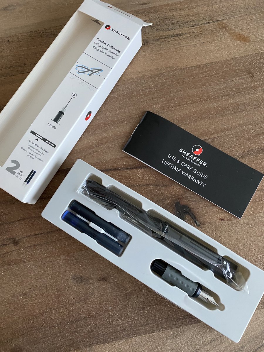 thepeacockpens's tweet photo. Did you already try out the #Sheaffer #calligraphy #fountainpen? You should really give it a try, it's fun writing. Check also my #review:
https://t.co/kUzdKqxzHO
Bought this pen at #schleiper, #Ghent
#pen #writing #rhodia #beginner https://t.co/OyFyaEQ5gZ