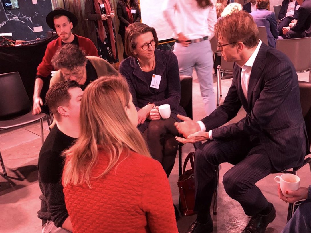 Als een kind thuis niet veilig is, is een jeugdbeschermer soms de enige oplossing. Op de conferentie Perspectief voor de Jeugd bespraken we wat nodig is om de keten sneller en eenvoudiger te maken en hoe we dat samen bereiken. Zodat ieder kind op tijd krijgt wat het nodig heeft.