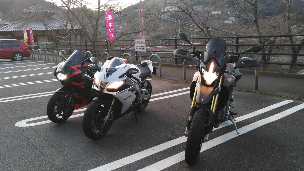 pokke_0048's tweet photo. 撤収前の記念撮影
#Aprilia #RSV4 #RSVmille #Dorsoduro750
#Apriliaいいじゃん https://t.co/nx5sTnp6yf