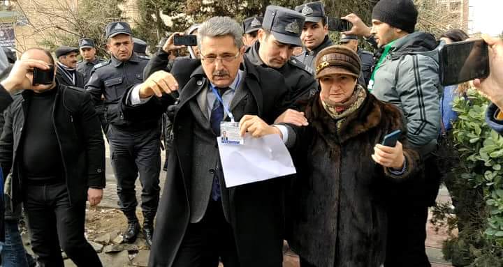 MikroskopMedia's tweet image. 🔥33 saylı Xətai birinci seçki dairəsindən namizədlər həmin dairədəki nəticələrin ləğv edilməsini tələb edib.
⚡Polis zorakılıqla onları ərazidən uzaqlaşdırıb.
📸Fatimə Mövlamlı 
#Election2020 #seçki2020 #azvote #səsverdim