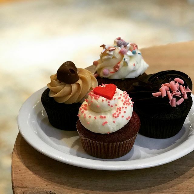 CupcakeCornerPL's tweet photo. Walentynki coraz bliżej🥰 Specjalnie na ten dzień przygotowaliśmy dla Was walentynkowe pyszności😍 Będą u nas czekać na wszystkich zakochanych 14 lutego ❤️ #cupcakecorner #cupcakecornerbakery #valentinesday https://t.co/3OD8JzEIxd https://t.co/jZdspnyCoi