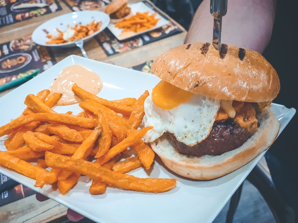 SublimeDreamsF's tweet photo. Que levante la mano quién es fan de ponerle huevo a la burger ☝️😁

#SublimeDreamsFood #MenuDelDia #2x1 #Ofertas https://t.co/0yabN4g8ZH