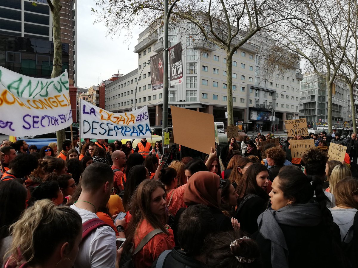 SISenlluita's tweet photo. A les portes de la DGAIA reivindicant els nostres drets. #ReAccioSocial #SumantForces @PLluita @ccoocatalunya @ccoo_fsc_cat https://t.co/uaEu3kGrnP vía @INTERVENCIOCCOO https://t.co/LszIfd0knN