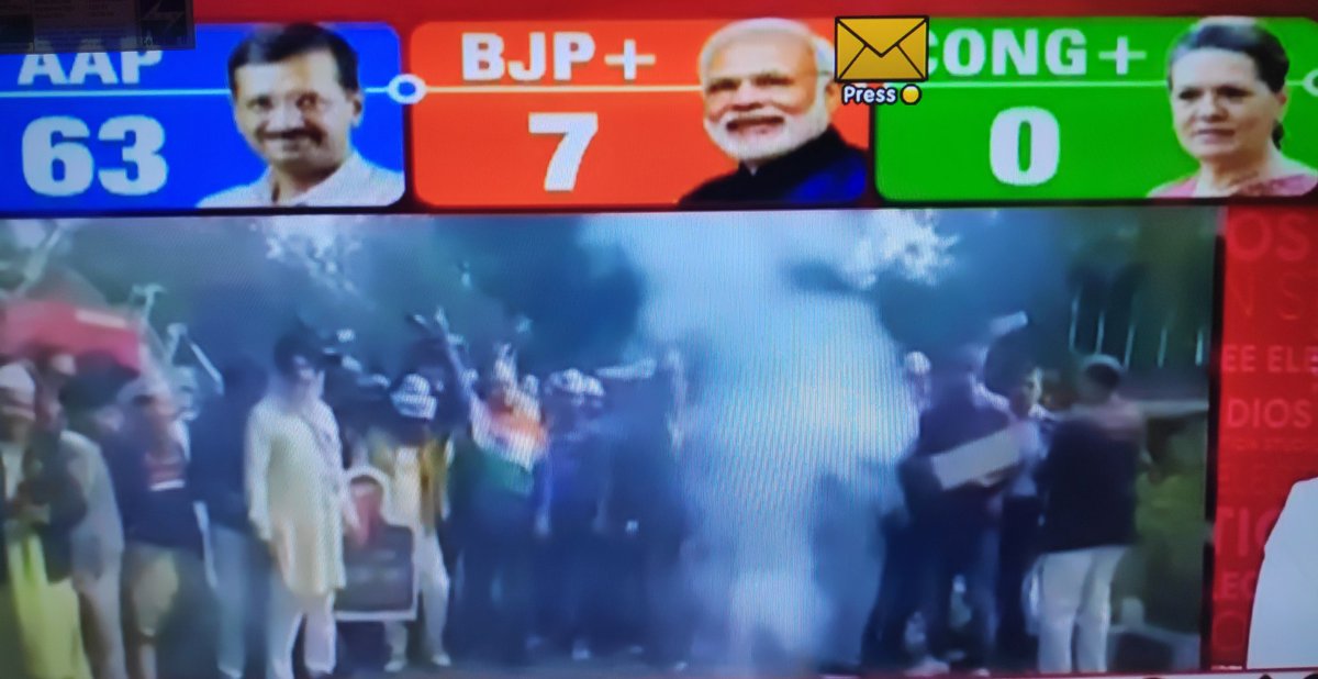 MotihariWale's tweet photo. #AamAadmiParty दिल्ली में बड़ी जीत के बाद दिल्ली में वायु प्रदूषण दूर करते हुए 👻

#DelhiResults #AAPWinningDelhi https://t.co/nTO6ukHRpD