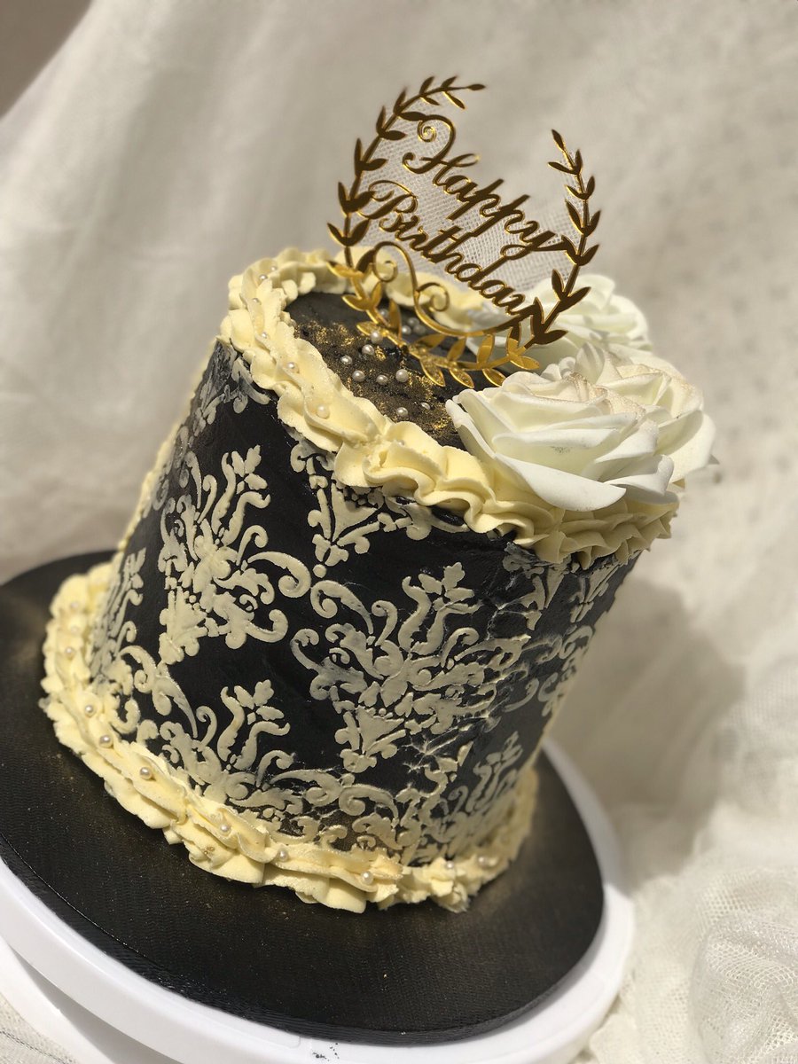 zaynaab_moh's tweet photo. A 6” cake with layers of hot milk and chocolate frosted with American buttercream 😋😋
Contact us for your beautifully decorated cakes for all occasions 🥰🥰 https://t.co/5gt6OyoD9k