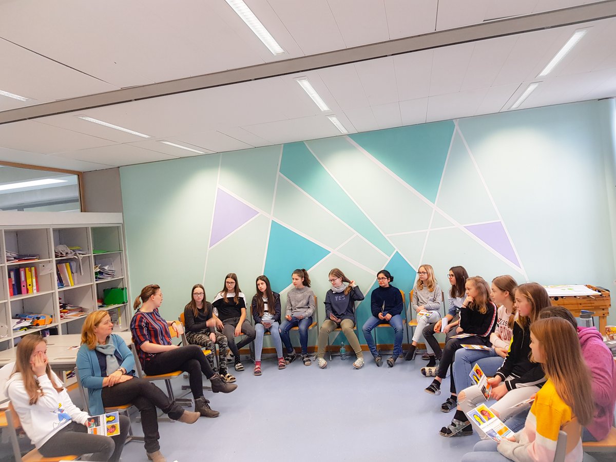 ADAalgorithmen's tweet photo. Was machen Sie heute am internationalen Tag der Frauen und Mädchen in der #Wissenschaft? 🧩 Wir sind in einer Schulklasse in #Linz mit Corinna Kröhn @jkulinz die unseren Workshop #TagebuchDerInformatik leitet.
#Forschung #Informatik #edupnx #DieTechnik #MINT #WomenInScienceDay https://t.co/6Fiw0PSHxh