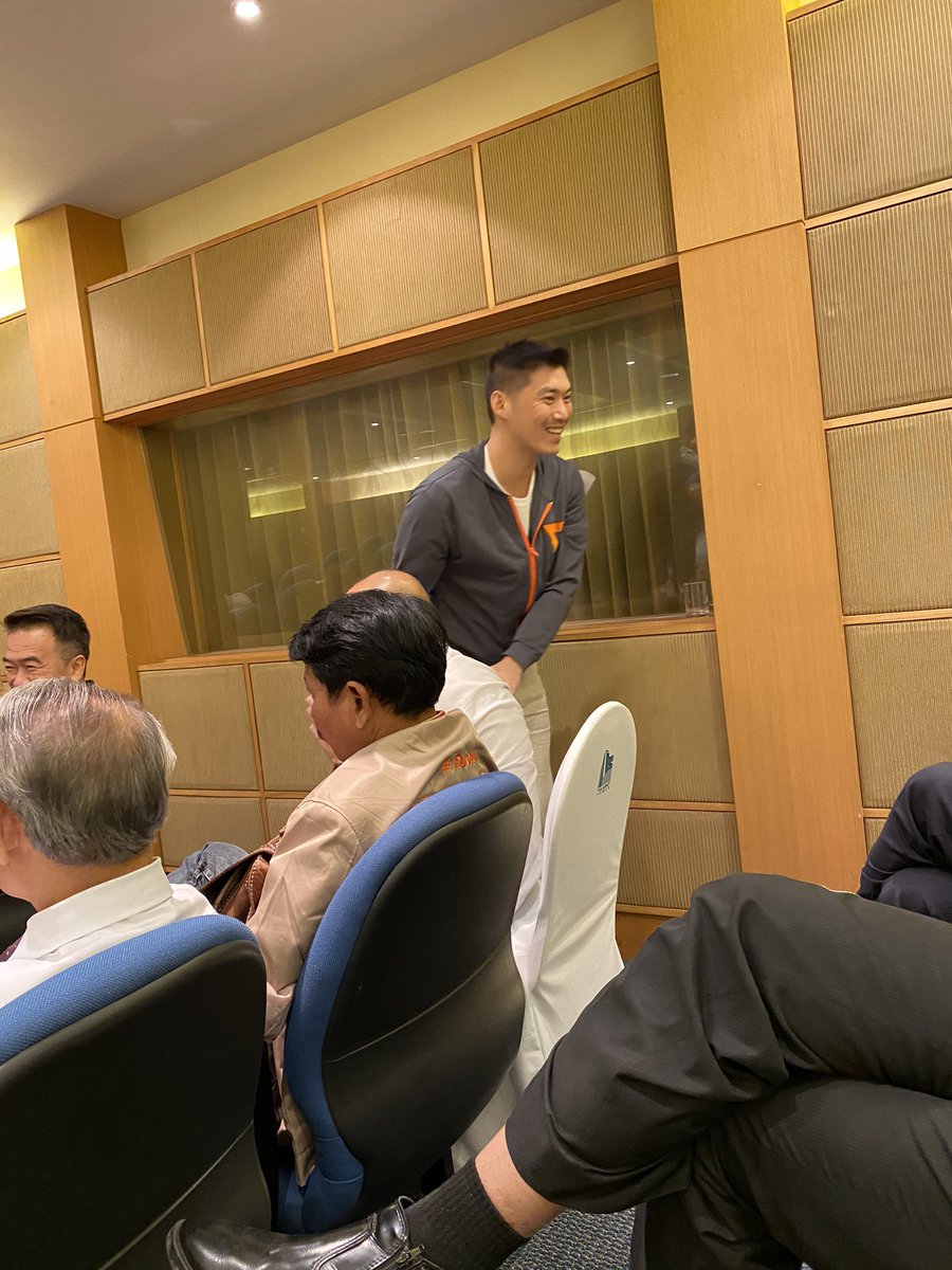 MaisonWanvipa's tweet photo. “นึกว่าน้องใหม่ที่ไหน”มาร่วมประชุมเลยหันกลับไปดูด้วยใจพองโต พอหันหน้ามาเท่านั้นแหละ #เงิบ รีบเดินผ่าน เดี๋ยวได้งานเพิ่ม🤣🤣🤣
#อนาคตใหม่ #ทำงานต่อไม่รอแล้วนะ https://t.co/HvPeAjgEy8