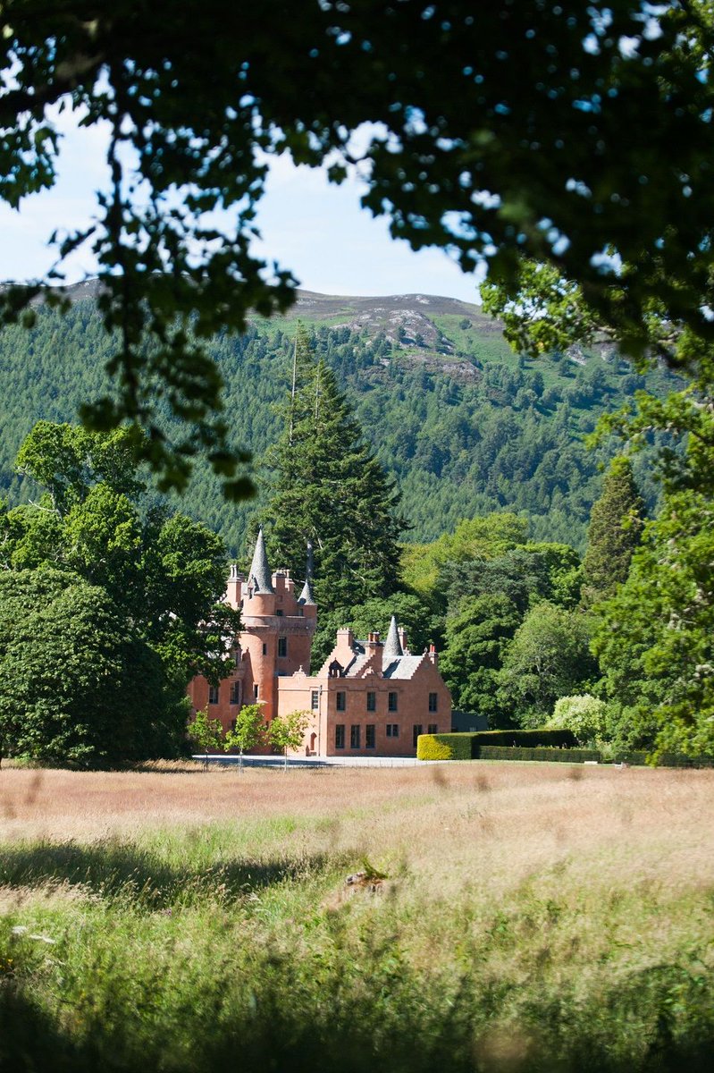 In blustery days like this it's hard to imagine the calmness that will reign over the Estate in summer months when the outdoors truly thrives buff.ly/2NWaVd4 #privatecastle #luxuryretreatlochness #castlelochness #multigenerationalstaycastle