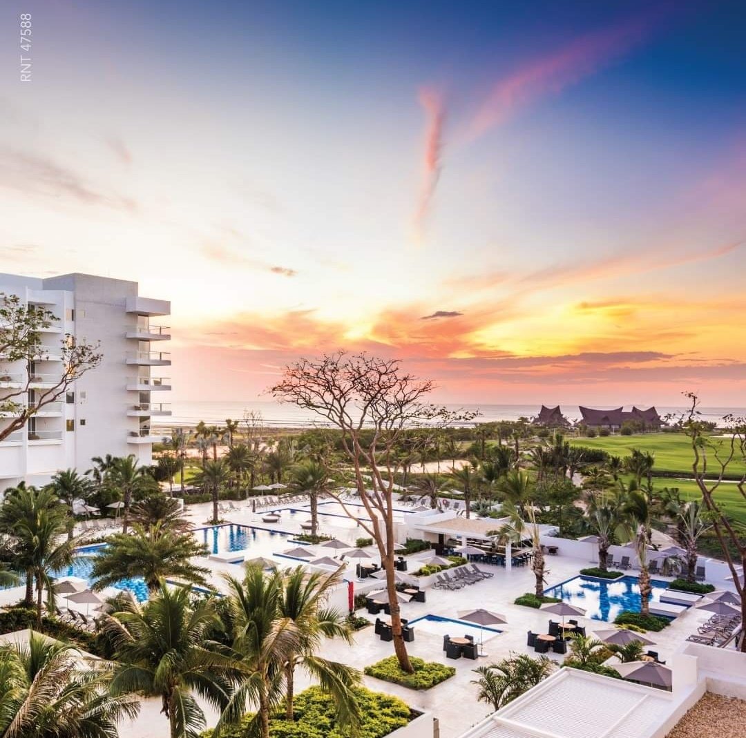 ¡Qué sensible el cielo que todas las noches se sonroja!

¿Con quién quisieras estar acá?
.
.
How sensitive the sky is. every night it blushes !
.
Who would you like to be with?

#conradcartagena #luxuryhotels #conradeshilton