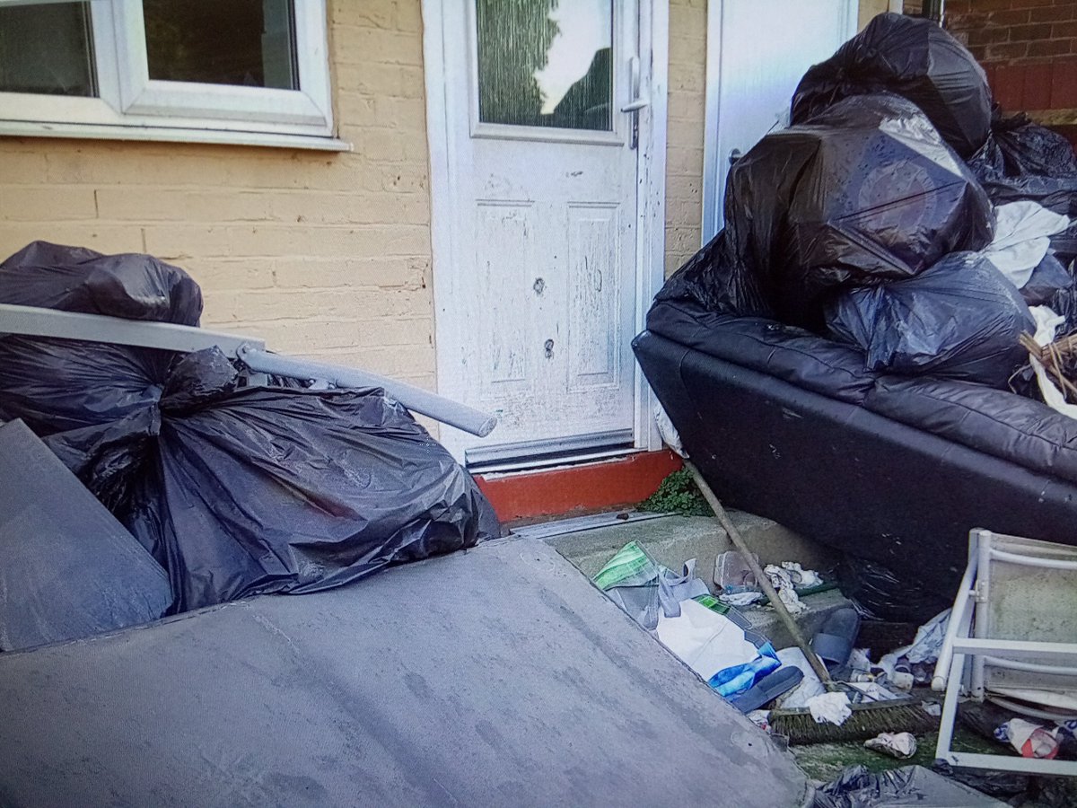 Round3C's tweet photo. Just started thinking about spring cleaning?

This customer has. Or will be in 1 minutes time when I knock on their door!!

No excuse for this.

#keepcbhomestidy https://t.co/tXm6nce19X