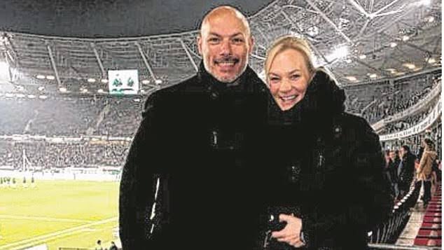 Premier League Referees 意外と知らない事 世界で唯一fifa World Cupとuclの決勝の主審を務めたハワード ウェブ とブンデスリーガ初の女性主審ビビアナ シュタインハウス は 夫婦 因みにウェブには元々 ケイという奥様と3人の子供 Premier League Referees 意外と知らない事 世界で唯一fifa World Cupとuclの決勝の主審を務めたハワード ウェブ とブンデスリーガ初の女性主審ビビアナ シュタインハウス は 夫婦 因みにウェブには元々 ケイという奥様と3人の子供