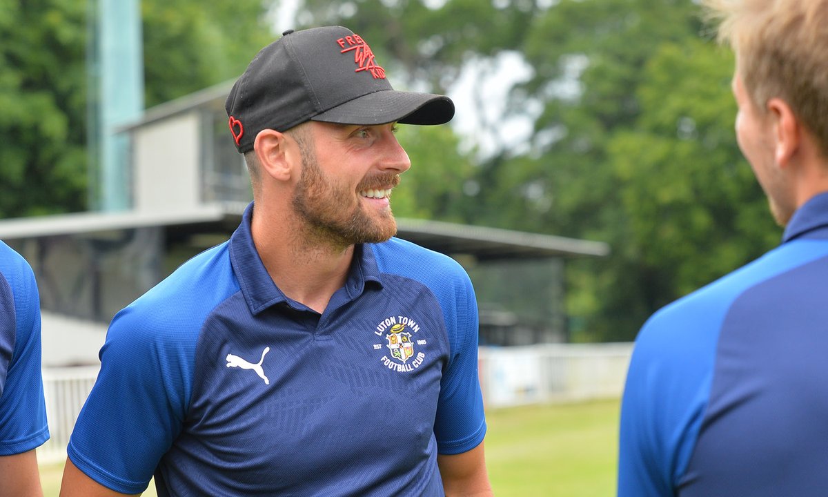 LutonTown's tweet photo. 🎂 Happy birthday to the litter-picker throwing legend, Danny Hylton. Have an excellent day @dannyhylton09! #COYH https://t.co/aOU5BUlfGm