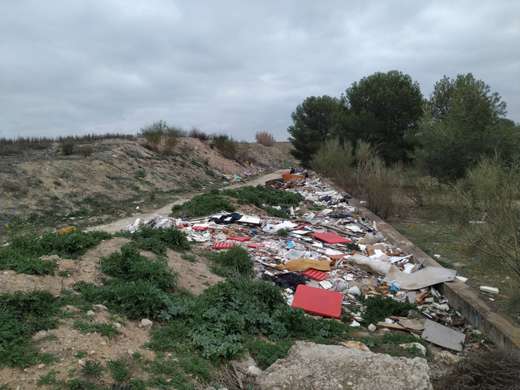 #GETAFE #DENUNCIACIUDADANA Denuncian el estado de “abandono” del entorno de las Lagunas de Perales bit.ly/3brp0tW