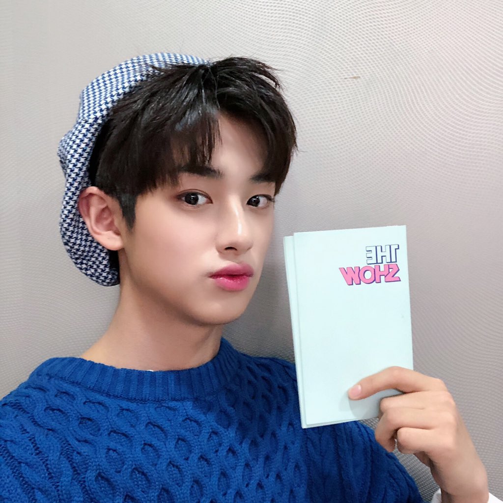 minkyu_0312's tweet photo. [💌PHOTO]
더쇼 첫 방송 모두 본방사수 하셨나요?
민규 미모가 복지인 더쇼💕
우리 매주매주 만나요😍

#김민규 #민규 #KIMMINKYU
#더쇼 #THESHOW https://t.co/9eP7P1OD1J
