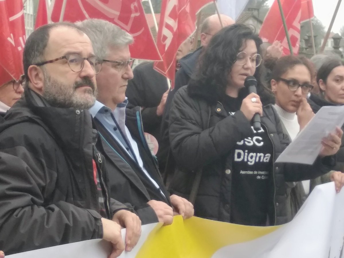 CIGEnsino's tweet photo. A @CIGEnsino apoiando a Universidade pública e en contra da privatización dos estudos superiores por parte de @SomosABANCA co apoio da @Xunta https://t.co/LGvQcAqR3M