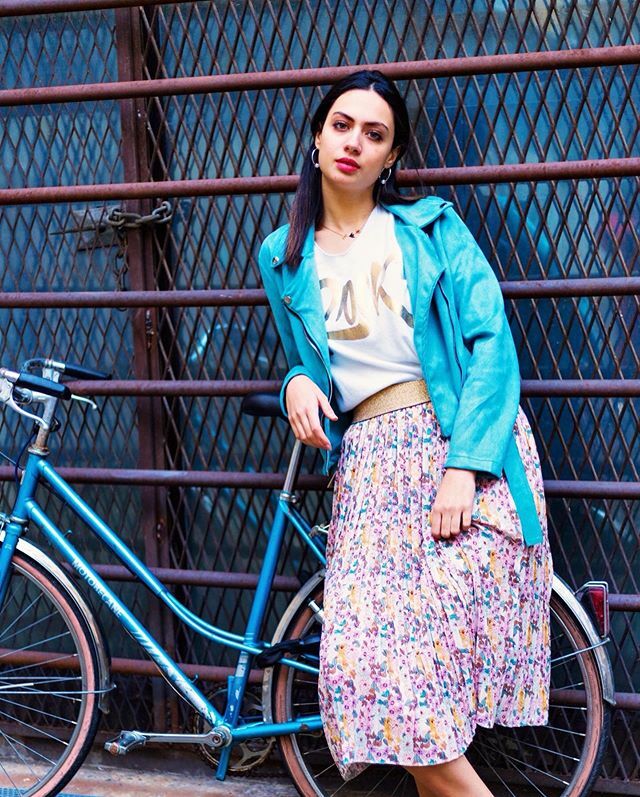 carlaraffi's tweet photo. Bleu de toi • On aime ce look printanier bleu azur 💙 100% italien
>> Il vous plaît ? Veste B02182 / Top Rock B02292 / Jupe B02325 👩🏻 @marie_mnsh 📸 @wiileewallart 
#outfit #look #lookdujour #ootd #mode #instamode #giulianotte #madeinitaly #carlaraffi … https://t.co/KGCSsUPgrr https://t.co/QChP8FCp0d
