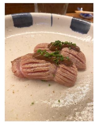 Las salsas creadas por nuestro chef son la clave de los nigiri fusión.

Nigiri de toro con salsa de curry chocolate.

#Ikigai #YongWuNagahira #Cocinajaponesa #fusion #Madrid #restaurante #técnicanipona #productoespañol #foodie #gastronomia #gastronomy #foodporn #foodporn