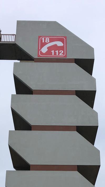 Le SDIS des Yvelines, client historique de la société, nous a confié une nouvelle fois des travaux en hauteur. A l'aide d'une nacelle de 25 mètres, notre équipe de poseurs a pu installer la nouvelle signalétique en toute sécurité à la caserne de Rambouillet.