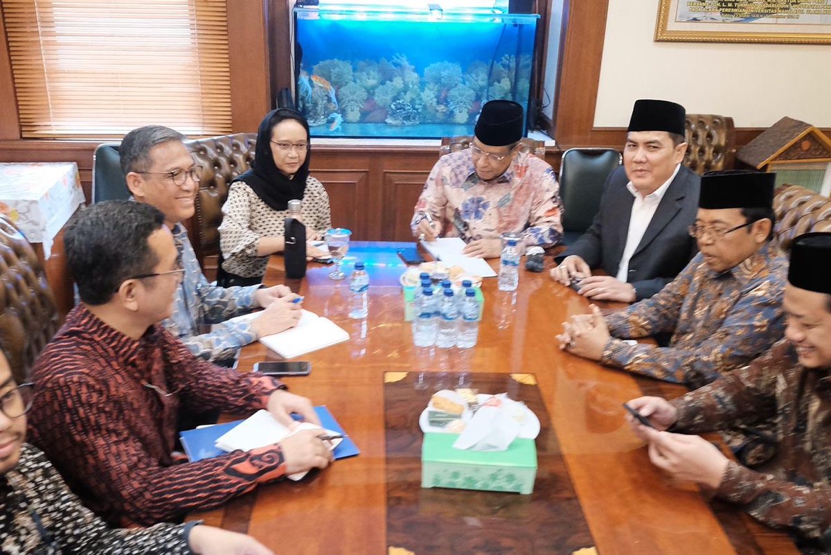 Alhamdullillah, saya dapat kembali bersilaturahmi dengan Ketua Umum, Sekjen serta jajaran PBNU (Jakarta 11/2).

Selain silaturahmi, kami juga membahas berbagai isu dunia dan kepentingan ummah, termasuk isu Palestina.