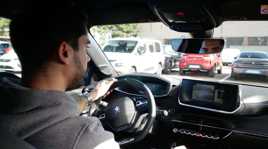 PeugeotES's tweet photo. Ricardo representa el cambio, Alba la creatividad y Jaume la tecnología. Y tú, ¿por qué representas a la #Generación208? https://t.co/eILCQPArvy