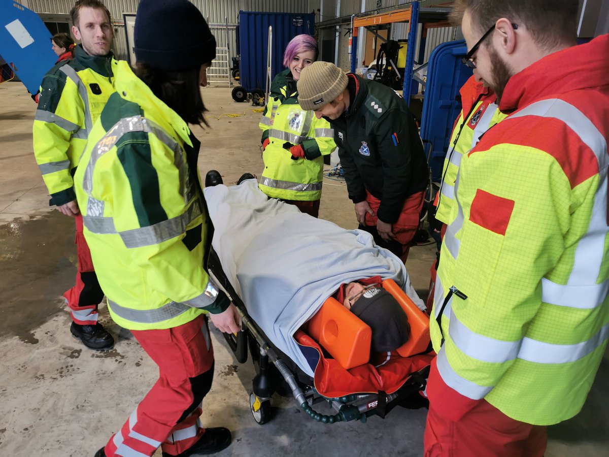 Great to see the awesome #Paramedic team of @helimed79 @ScotAirAmb down at the @helimed76 Perth base #aircrew #linetraining #medskills #aeromed #EC135 #linechecks 🚁