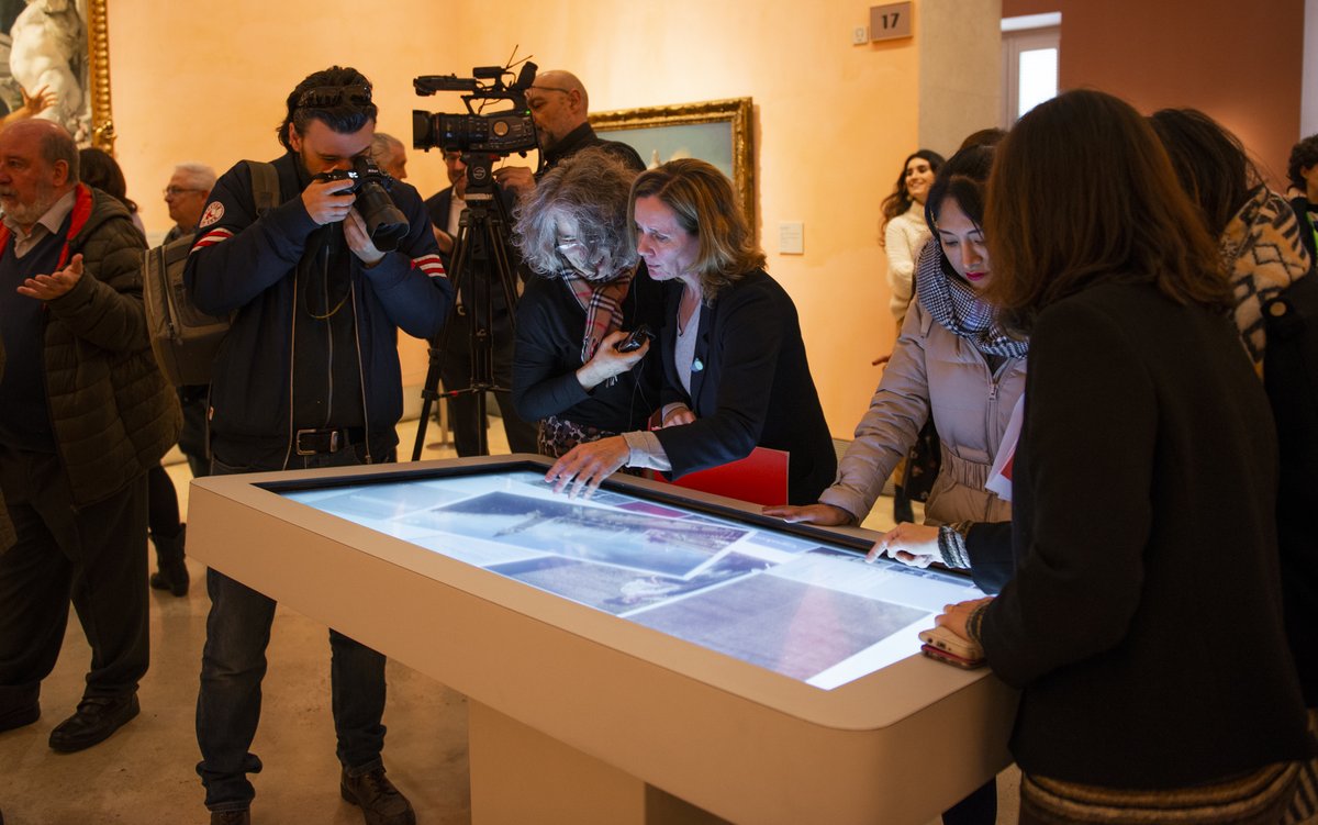 RestauraThyssen's tweet image. !Se permite tocar!
En la sala 17 de @museothyssen, encontrarás la #XTable con toda la información de la restauración y los estudios técnicos realizados a la obra &quot;La Plaza de San Marcos en #Venecia&quot; de #Canaletto.
Juega, descubre, amplia, conoce, investiga,,, y gracias por tocar.