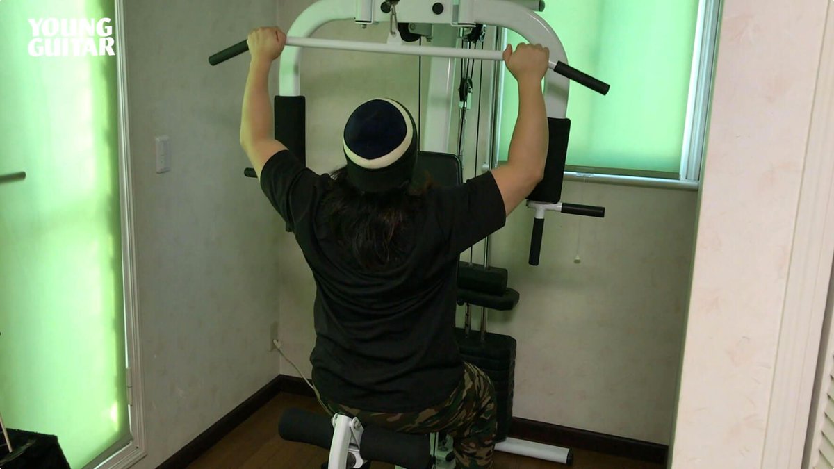 Young Guitar 7月号 ポール ギルバート Werewolves Of Portland 円城寺筋肉ギター道場29 広背筋を鍛えてギターは背中で弾け 決して洒落や冗談ではありませんよ 人体の中でも最も面積の広い筋肉である広背筋を利用することで 安定した演奏が可能に