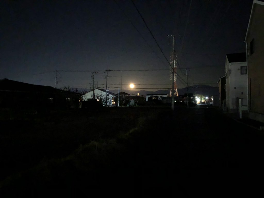 今日の月、大きいな。びっくりした