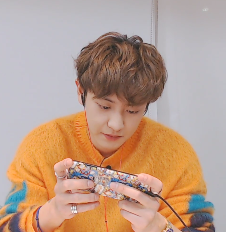 qtpiebyunbaek's tweet photo. 200211 #GamerLOEYTime 

Chanyeol: I'm not gonna end up in the last place! 
PD Crew: (Applause) 
[RESULTS] 
Chanyeol: Ah.. I'm last... 
PD Crew: ㅋㅋㅋㅋㅋㅋ 
Chanyeol: Ouch my pride is hurt...

#GiveChanyeolHisCharacter 
#LittleTangerineGetThat1stPlace 

 https://t.co/6AdEYh5Fvy