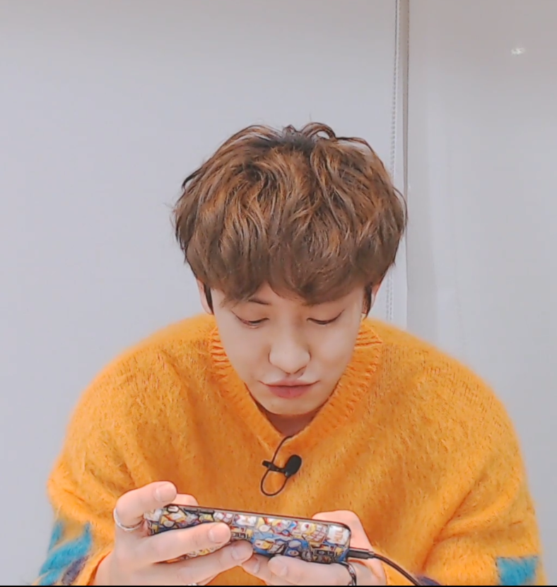 qtpiebyunbaek's tweet photo. 200211 #GamerLOEYTime 

Chanyeol: I'm not gonna end up in the last place! 
PD Crew: (Applause) 
[RESULTS] 
Chanyeol: Ah.. I'm last... 
PD Crew: ㅋㅋㅋㅋㅋㅋ 
Chanyeol: Ouch my pride is hurt...

#GiveChanyeolHisCharacter 
#LittleTangerineGetThat1stPlace 

 https://t.co/6AdEYh5Fvy