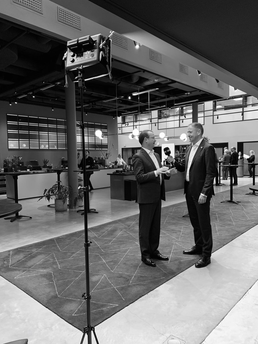 Thomas_Harrer's tweet image. ⚡ Forever #IBM!
The #WizeGuys in action!

#IBMFlashSystems storage launch in #stockholm with @sallyeaves, @Ed_J_Walsh &amp;amp; @NeilCattermull
#IBMStorage #IBMSystems #HybridCloud #multicloud #BigData
#defstar5 #makeyourownlane #smm 
@IBMStorage @IBMSystems